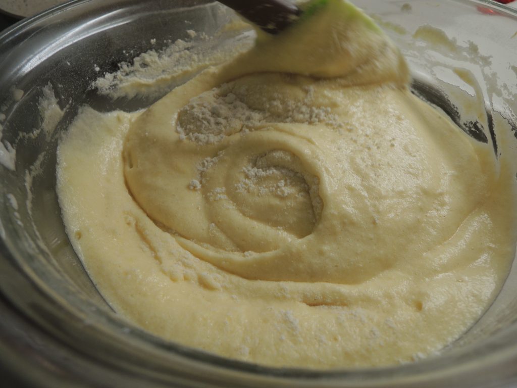 Once well combined, add flour progressively until obtaining an homogeneous mixture.