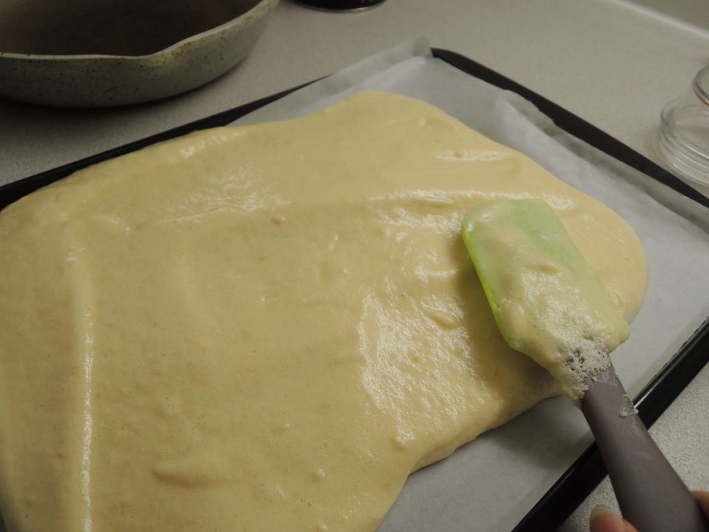 Cut a baking paper and place it on the bottom of your rectangle tray. Pour the mixture on the tray and spread it homogeneously but still with a soft hand!